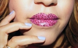Los stickers llegaron al maquillaje